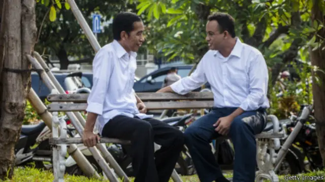 Jokowi bersama Anies Baswedan yang ditunjuk menjadi salah satu anggota tim transisi.