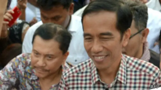 Hendropriyono (kiri) bersama Joko Widodo di masa kampanye pemilihan presiden. 