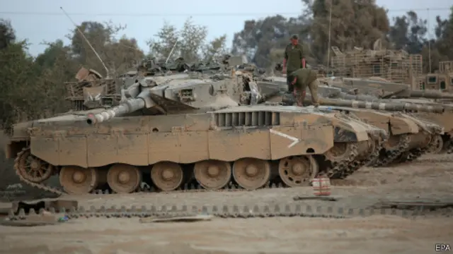 حشدت إسرائيل المزيد من قواتها على حدود غزة قبيل انتهاء الهدنة الثانية.