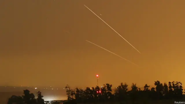 الجيش الإسرائيلي قال إن طيرانه الحربي استهدف "مواقع للإرهابيين" في غزة.