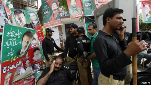 قوات الشرطة تنتشر أمام منزل عمر خان الذي سيقود مظاهرة احتجاج ضد الحكومة.