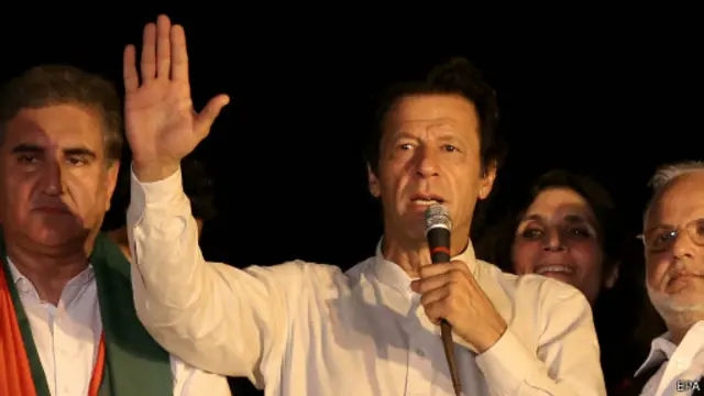 ඉම්රාන් ඛාන් ලාහෝර් නුවර පැවති රැස්වීම අමතමින්