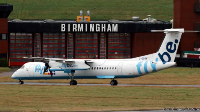 Pesawat mendarat dengan keras, tapi tak ada yang terluka