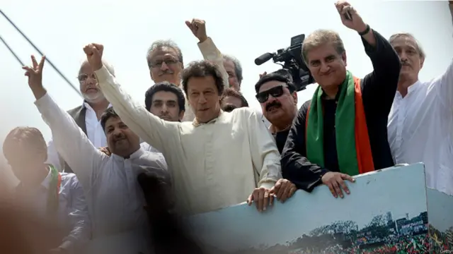 د آزادۍ په نامه د دغه اوږد لاریون منزل پلازمېنه اسلام آباد دی او تحریک انصاف ګوند وايي چې د مسلم لیک نواز شریف ډلې په مشرۍ حکومت دې استعفی ورکړي او په ۲۰۱۳ کال کې د انتخاباتي درغلیو په اړه دې څیړنې وشي.