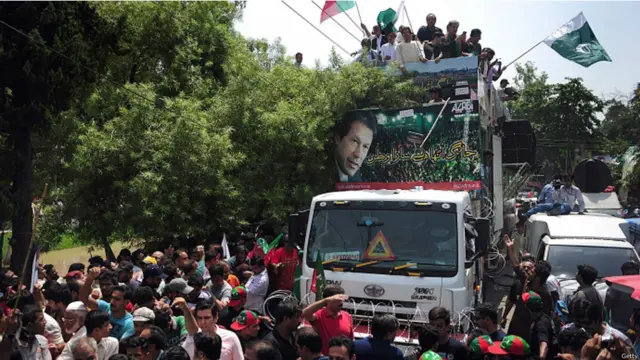 د عمران خان په مشرۍ تحریک انصاف ګوند له څه باندې یو کال راهیسې په ۲۰۱۳ کال کې په انتخاباتو کې د درغلیو تور لګوي او وايي چې په انتخاباتو کې له دوی سره انصاف نه دی شوی.