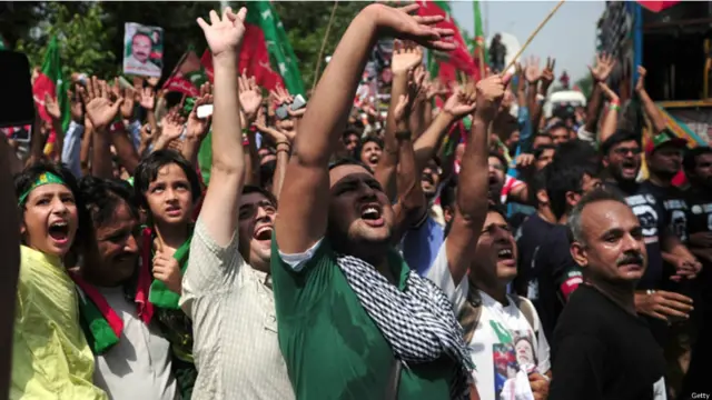 د عمران خان د کور مخې ته په ګڼ شمېر کې خلک ټول شوي وو. 