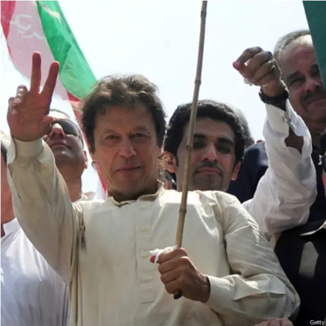 د تحریک انصاف ګوند مشر عمران خان له لاهوره تر روانېدو دمخه وویل چې مشرانو یې پاکستان له پیرنګیانو آزاد کړي و او هیله من دی چې اوس به هم پاکستان د فرغوانانو له منګلو وژغوري.