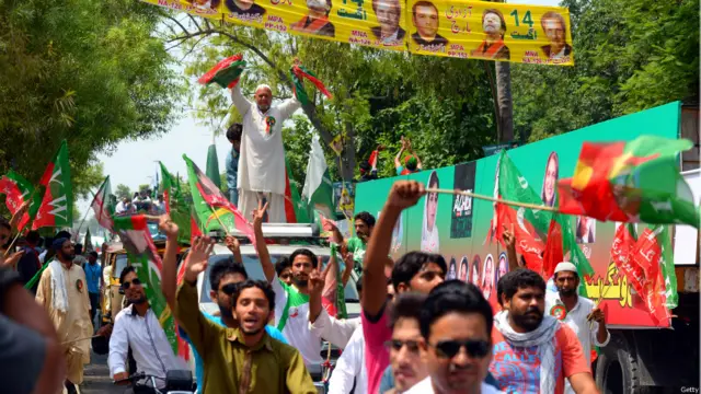 کارکنوں میں ہر عمر کے افراد کی بڑی تعداد دکھائی دی۔