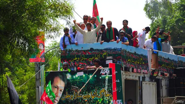 عمران خان کا آزادی مارچ لاہور سے شروع ہو کر اسلام آباد میں ختم ہوا جہاں انہوں نے ان دنوں دھرنا دے رکھا ہے