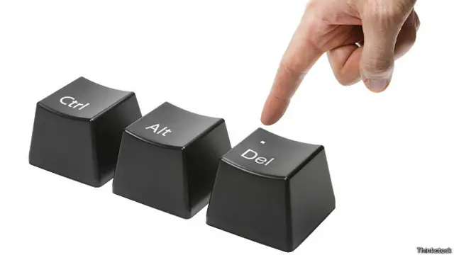 Палец, указывающий на клавишу Delete