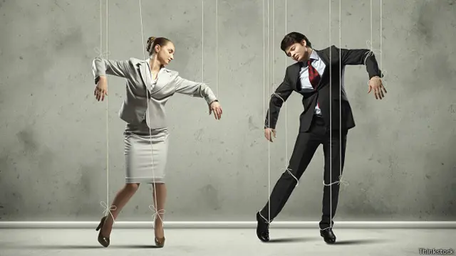 Мужчина и женщина в виде марионеток