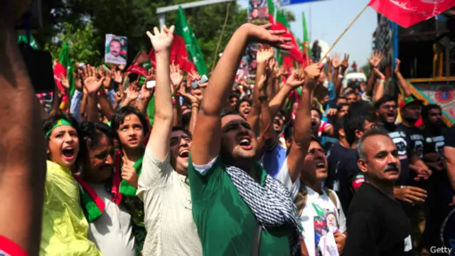 آزادی مارچ میں شریک نوجوانوں کا کہنا ہے کہ وہ عمران خان کے حکم کے انتظار میں بیٹھے ہیں