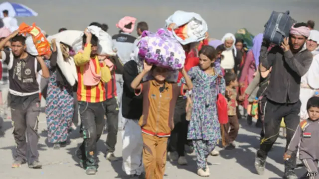 تقول الأمم المتحدة إن عشرات الآلاف، أغلبهم من الأقليات الدينية وبينهم الأيزيديون، عالقون في جبل سنجار 