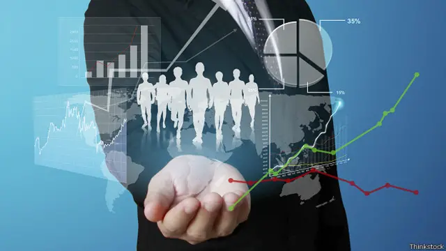 Символы, выпадающие из руки человека