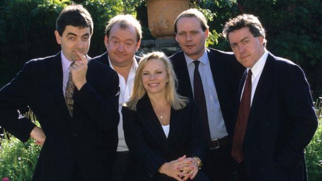 约翰•劳埃德（左三）曾经制作的节目包括《恶搞9点新闻》。