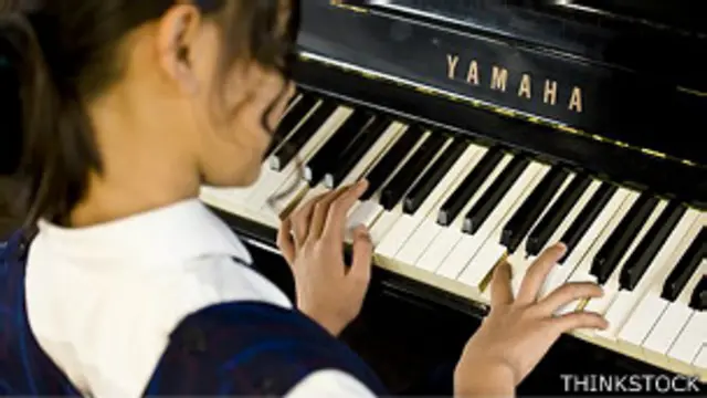 Niña tocando el piano