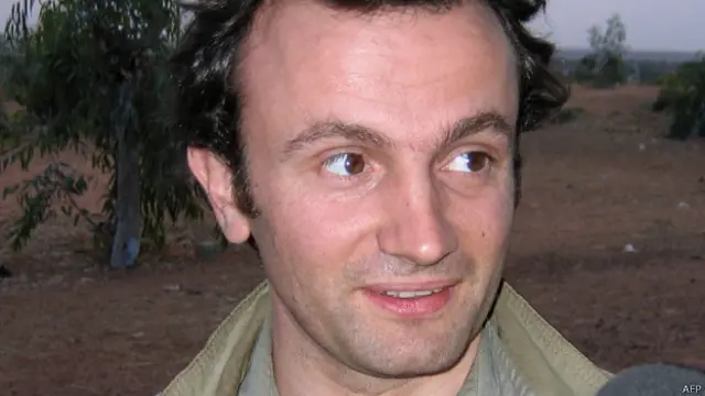 Thomas Dandois pernah ditahan di Nigeria karena liputannya tentang kelompok separatis Tuareg (2008).