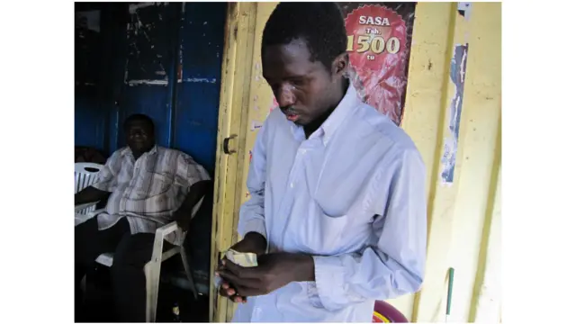 Philipo huzitambua pesa kwa kuzipapasa sarafu, kisha hujua sarafu ya mia moja na mia mbili, hata hivyo akikabidhiwa noti huelezwa tu na mnunuzi lakini je wanauaminifu wa kutosha?