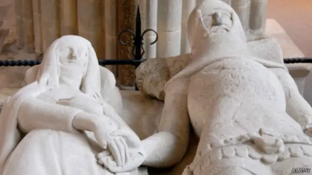 يشير الباحثون إلى أن دعم الزوجين لبعضهما البعض يمثل حائط صد أمام الإصابة بالاضطرابات العاطفية والنفسية