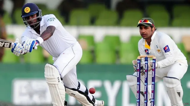 موسمی حالات اور پچ دونوں کو بیٹنگ کے لیے سازگار دیکھ کر اینجیلو میتھیوز نے ٹاس جیت کر بیٹنگ کا فیصلہ کیا