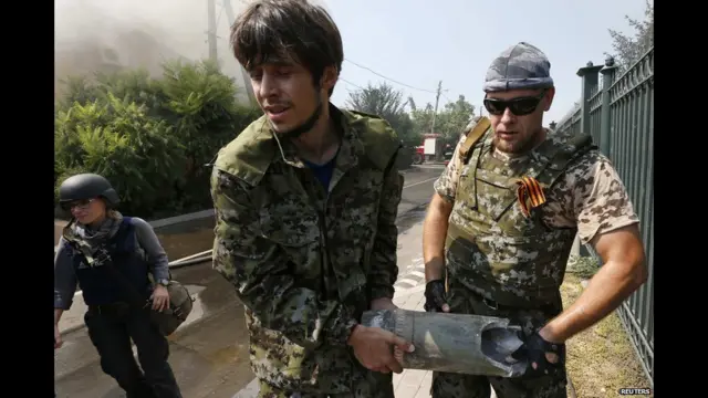 Ополченцы разгружают снаряды