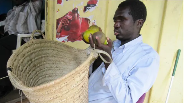 Lakini hali ni tofauti kwa Philipo Paul anayeishi Tabora magharibi mwa Tanzania ameona ulemavu wake wa macho si tija katika kuendesha maisha yake ya kila siku