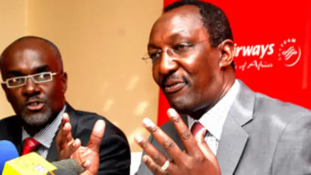 Un responsable de Kenya Airways lors d'une conférence de presse à Nairobi