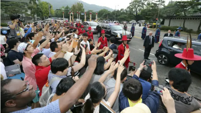 عدد من الكوريين وقفوا لتحية موكب البابا خلال طريقه إلى القصر الرئاسي.