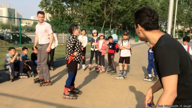 Rob (góc trái) và đoàn làm phim trong công viên trượt patin