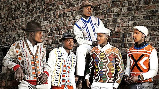 Jóvenes modelos con prendas de lana de Laduma Ngxokolo Foto de Astrid Arndt