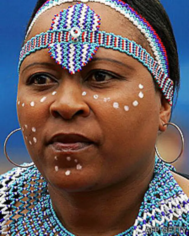 Mujer xhosa con adornos tradicionales