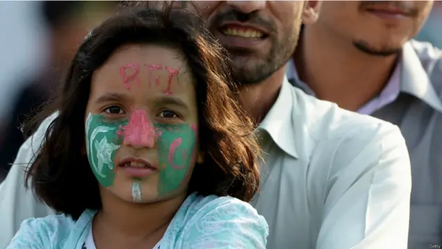 پاکستان تحریکِ انصاف اور پاکستان عوامی تحریک کے لانگ مارچ جمعرات کی صبح لاہور سے شروع ہوئے اور ان کی منزل دارالحکومت اسلام آباد ہے۔