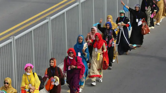 عوامی تحریک کی خواتین کارکنوں کی بڑی تعداد نے لاہور شہر میں ابتدائی فاصلہ پیدل طے کیا۔