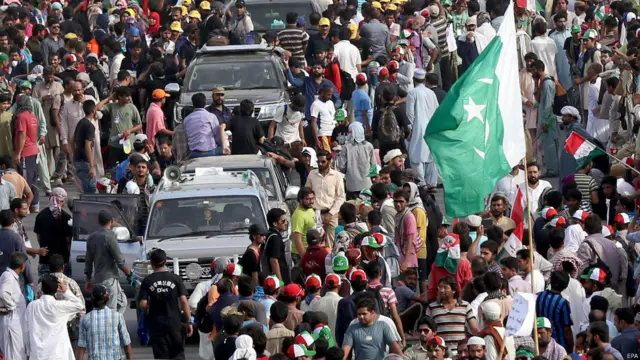 عوامی تحریک کے قافلے میں بھی لوگوں کی بڑی تعداد موجود ہے۔