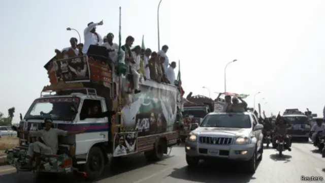 مسيرة مؤيدي خان أثناء توجهها لإسلام أباد