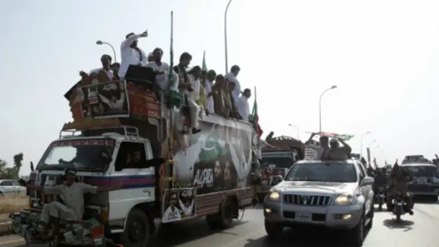 يندد المتظاهرون بتراجع الاقتصاد وزيادة نفوذ الجماعات المسلحة وتدهور مستوى الخدمات الأساسية 