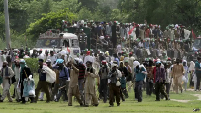 يخشى البعض من وقوع اشتباكات بين قوات الأمن وانصار طاهر قادري الذي اعلنوا أنهم بصدد القيام بـ"مسيرة ثورية" في إسلام آباد