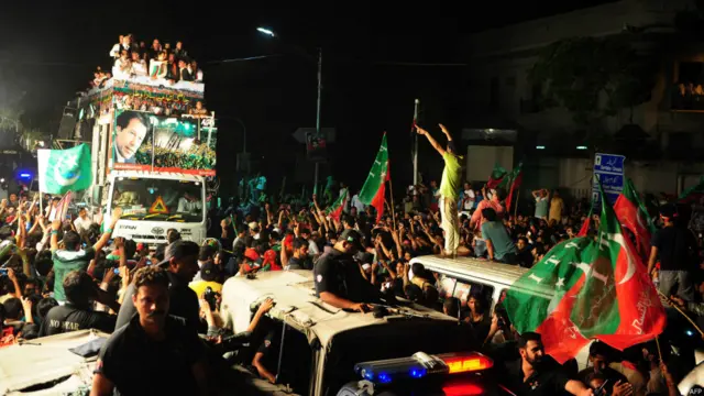 جمعرات کی صبح شروع ہونے والا پاکستان تحریکِ انصاف کا آزادی مارچ دن ڈھلنے تک لاہور کی حدود سے باہر نہیں نکل پایا ہے۔