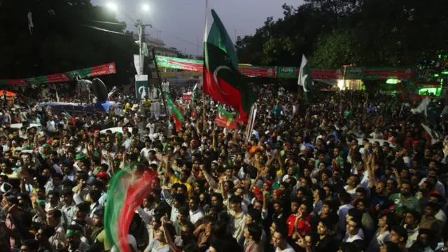 لوگوں کی ایک بڑی تعداد ایسی تھی جو پورے خاندان یعنی میاں بیوی بچے بھائی بہنوں یا والدین کے ہمراہ جلوس میں شریک ہوئے۔