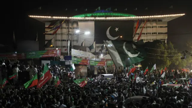 مال روڈ پر پر پاکستان کے جشن آزادی پر رش تو ہمیشہ ہوتا ہے لیکن اس بار پورے دن مال پر صرف اور صرف تحریک انصاف کے کارکنوں کا ہی قبضہ رہا ہے۔