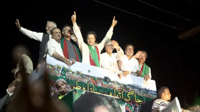 پاکستان تحریکِ انصاف کا آزادی مارچ سفر کے آغاز کے 11 گھنٹے سے زائد وقت گزرنے کے بعد اب بھی لاہور شہر کی حدود سے باہر نہیں نکلا ہے جبکہ عوامی تحریک کا انقلاب مارچ شہر کے مضافاتی علاقوں سے گزر رہا ہے۔