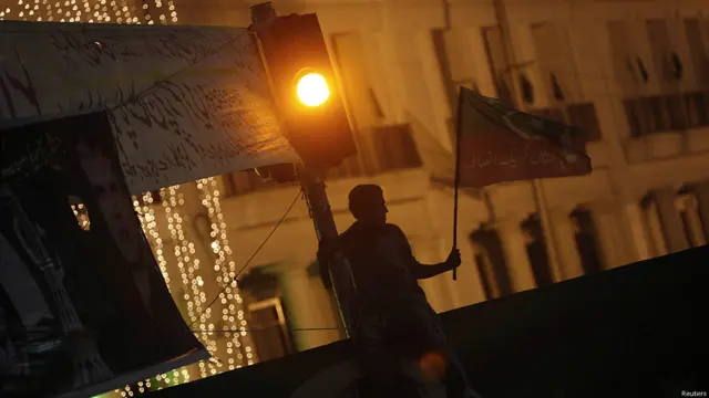 بی بی سی کے نامہ نگار نے لاہور سے بتایا کہ تحریکِ انصاف کی ریلی میں چند نوجوان ایسے ملے جنہوں نے کفن پہن رکھے تھے۔ 