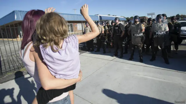 بسیاری از اهالی سنت لوییس پلیس را به تلاش برای نمایش قدرت متهم می‌کنند