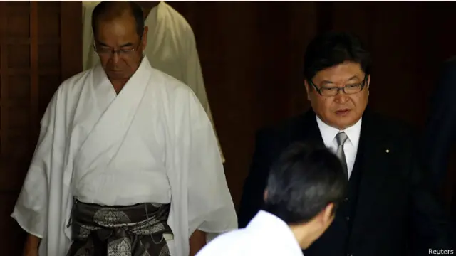 اناب كويشي هاجيودا، احد مساعدي آبي والنائب في البرمان عن حزبه الليبرالي الديمقراطي، عن رئيس الحكومة في الحفل