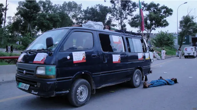 اسلام آباد کے زیرو پوائنٹ پر اس وقت ڈیڑھ سے دو ہزار لوگ کھلے آسمان تلے رات گزارنے کے بعد اب جاگ رہے ہیں۔
