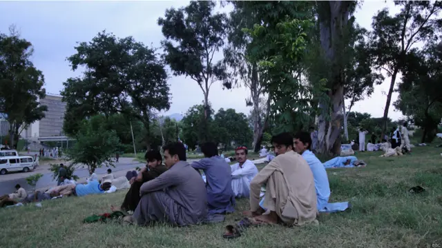 کچھ لوگوں کا کہنا ہے کہ پانی کی بوتل 60 روپے کی بیچی جا رہی ہے اور کھانے کو کچھ بھی نہیں ہے۔ 