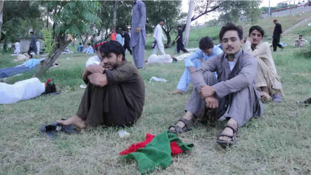 خان شیر اور ان کے دوست صوابی سے آئے ہیں مگر وزیراعلیٰ خیبر پختونخوا پرویز خٹک اور پی ٹی آئی سے رکنِ قومی اسمبلی ضیا اللہ آفریدی کی غیر موجودگی پر ناراض ہیں۔