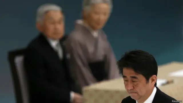 日本首相安倍晋三率阁僚等高官出席日本二战战败日纪念活动，天皇和皇后也照例列席（15/08/2014）