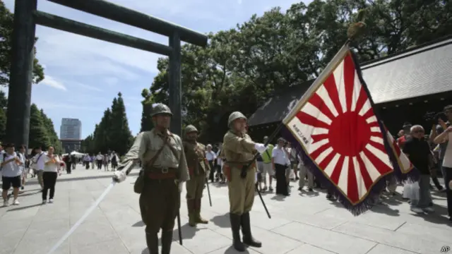 日本人身穿二战时期旧军服、挥舞日军旭日旗，前往靖国神社参拜