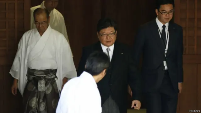 安倍助理、自民党议员荻生田光一（中）参拜了靖国神社